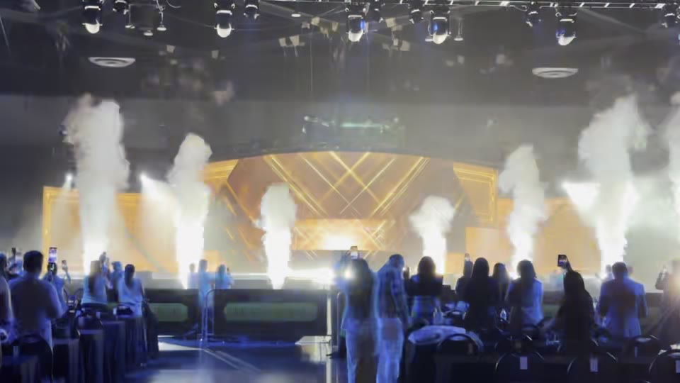 Vida Divina general session stage with gold set and cryo jets